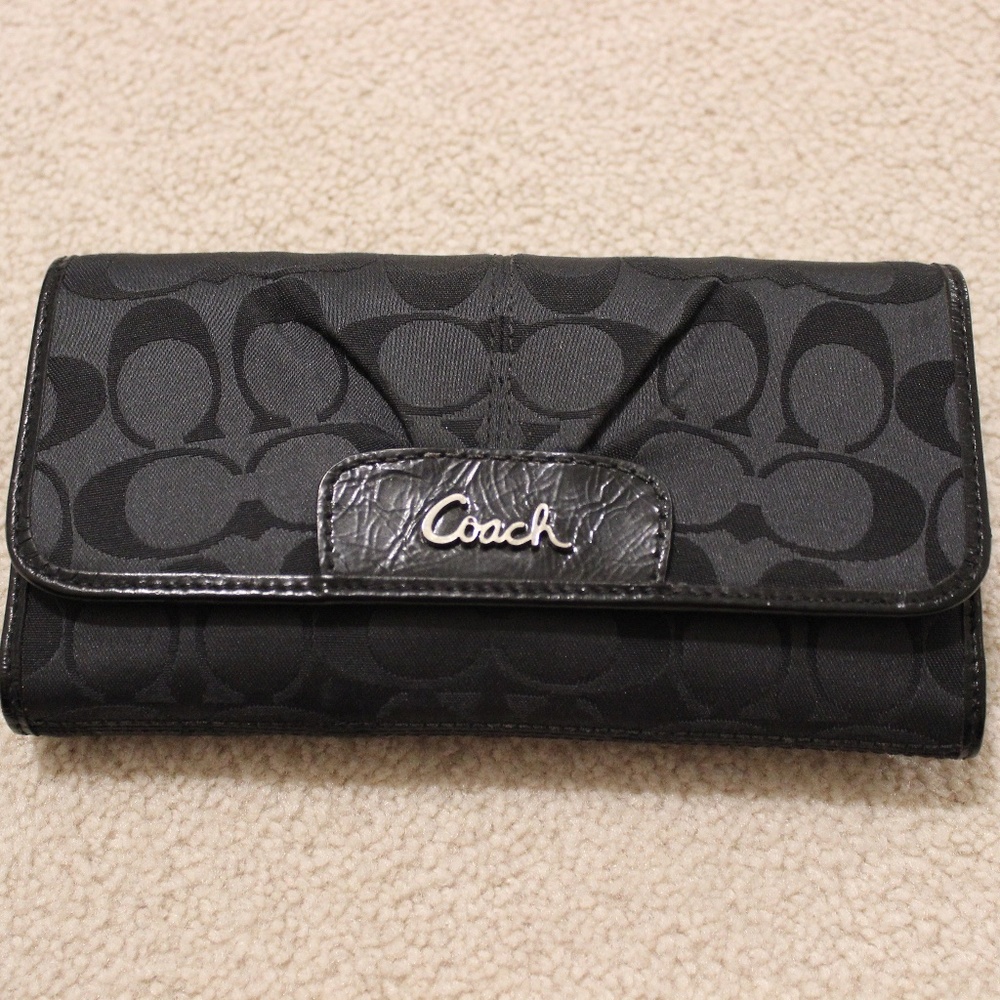 COACH Signature Wallet (LIKE NEW, NEVER USED)